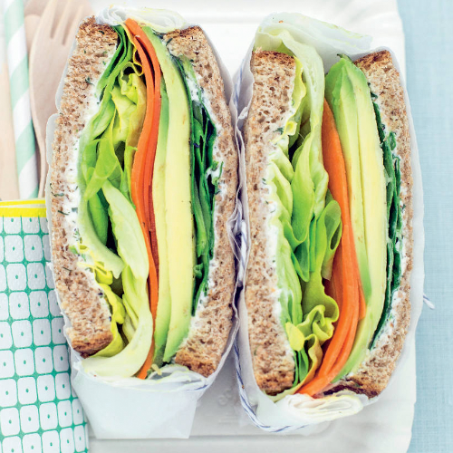 Club sandwich integrale con yogurt e spinaci