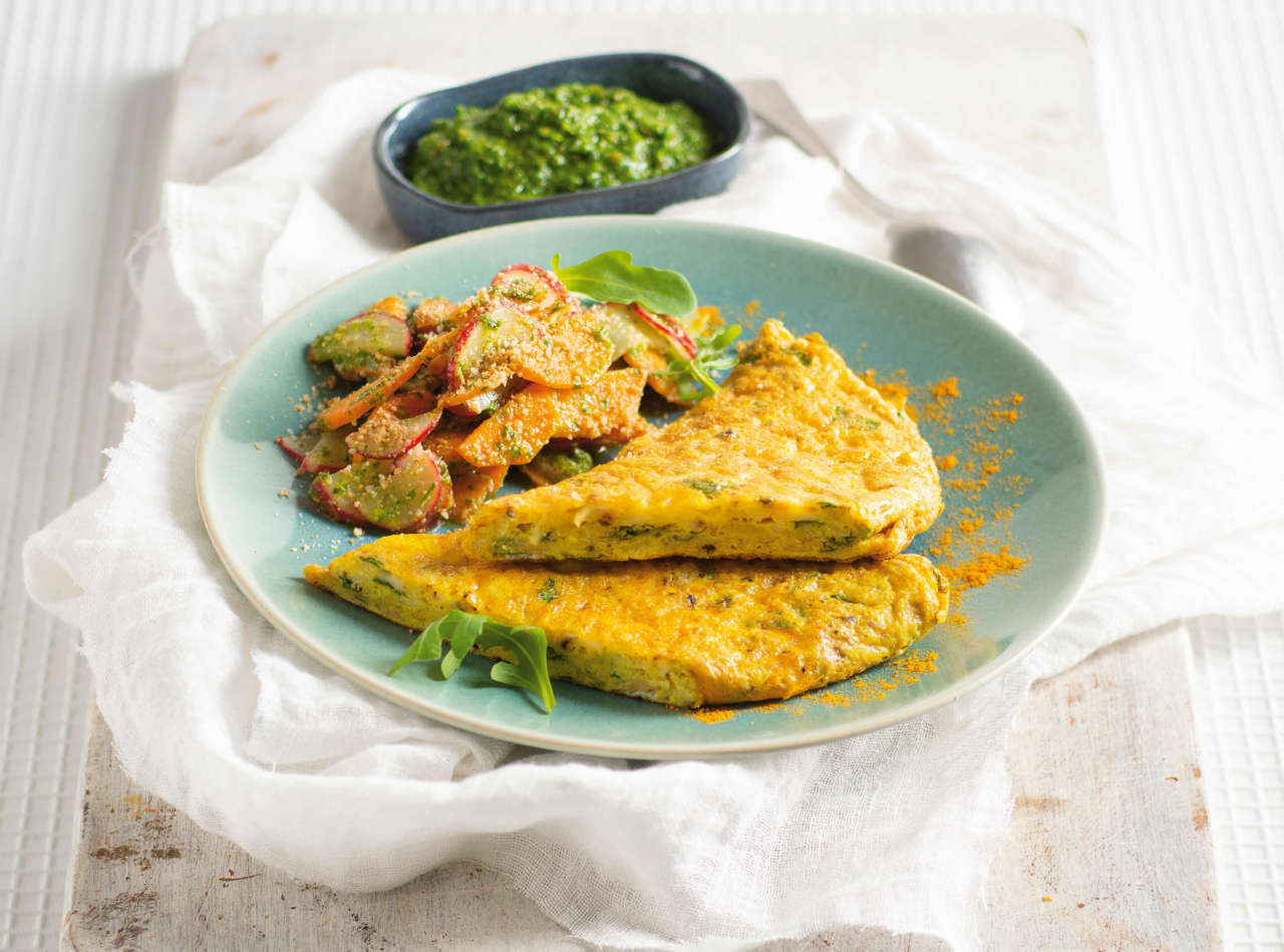 Turmeric-omelette-rocket-pesto-vegetables