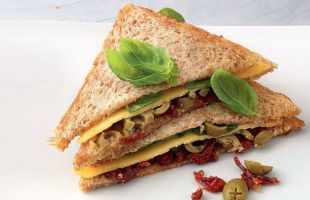 Sandwich con Formaggio e Pomodori Secchi