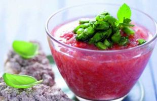 Creamy Appetizer of Tomato Sauce with Green Beans and Mint