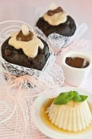 Muffins with Carob Sauce and Cream Cheese