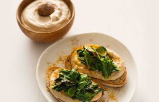 Croutons with spicy hummus of chestnut and herbs