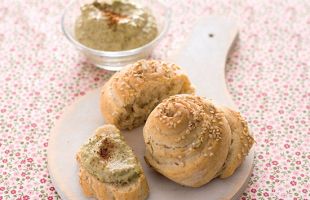 Wholemeal Bread Roses with Cream of Sunflower Seeds
