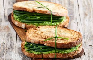 Crunchy Sandwiches with Courgettes and Green Beans with Chives